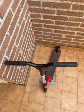 patinete rojo de niño pequeño