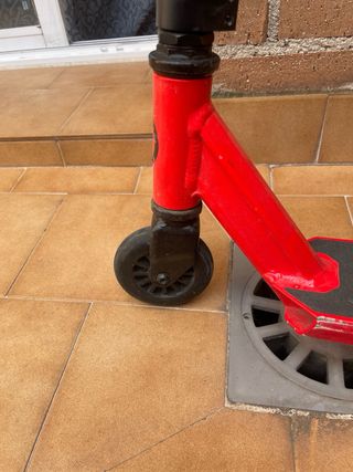 patinete rojo de niño pequeño