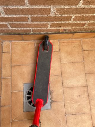 patinete rojo de niño pequeño