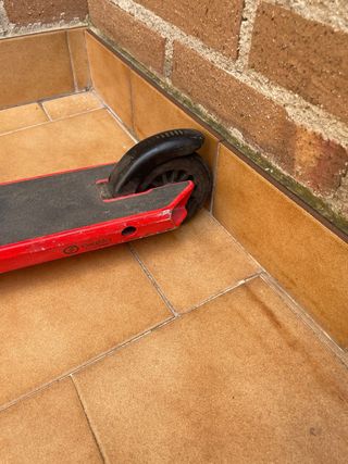 patinete rojo de niño pequeño