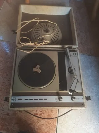 Tocadiscos antiguo beige y marrón