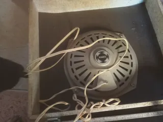 Tocadiscos antiguo beige y marrón