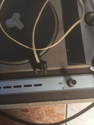 Tocadiscos antiguo beige y marrón