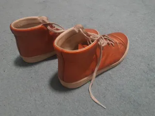 Zapatos de cuero naranja y dorado