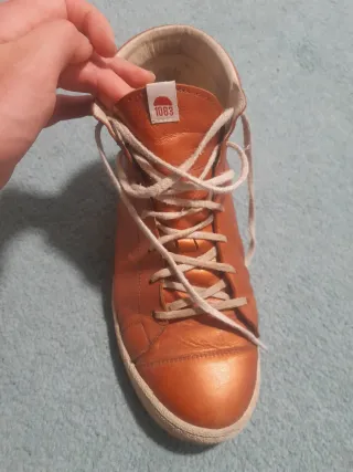 Zapatos de cuero naranja y dorado