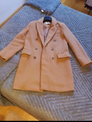 Abrigo Stradivarius marrón