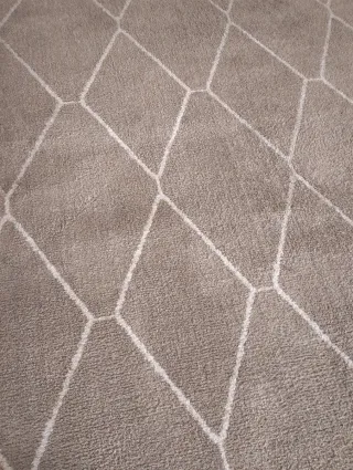 Tappeto rettangolare grigio con design geometrico