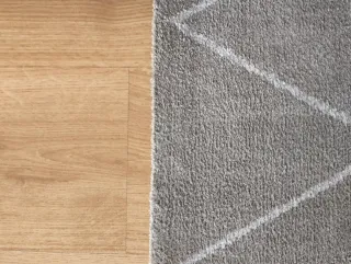 Tappeto rettangolare grigio con design geometrico