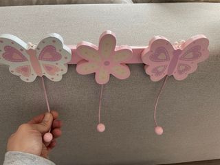 Perchero infantil madera mariposas y flor