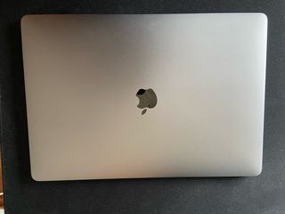 MacBook Pro 15 2017. Tiene los puertos dañados.