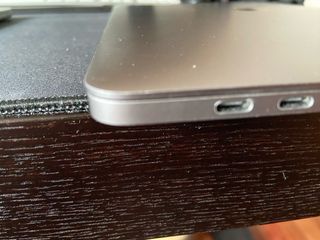 MacBook Pro 15 2017. Tiene los puertos dañados.