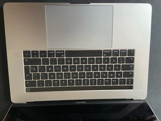 MacBook Pro 15 2017. Tiene los puertos dañados.