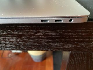 MacBook Pro 15 2017. Tiene los puertos dañados.