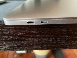 MacBook Pro 15 2017. Tiene los puertos dañados.