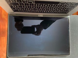 MacBook Pro 15 2017. Tiene los puertos dañados.