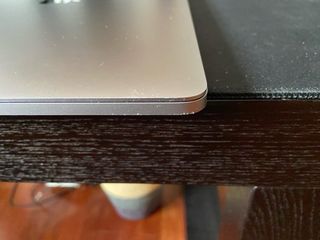 MacBook Pro 15 2017. Tiene los puertos dañados.