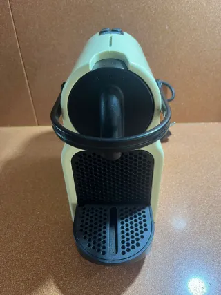 Cafetera Nespresso Beige