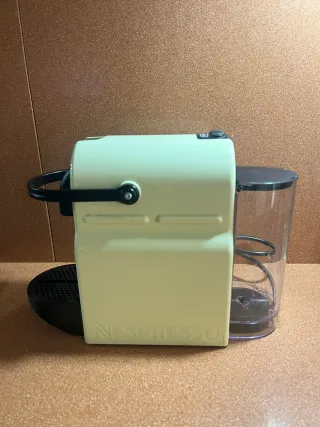 Cafetera Nespresso Beige
