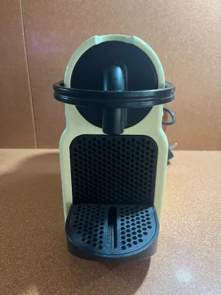 Cafetera Nespresso Beige