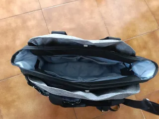 Bolso para cochecito gris y negro