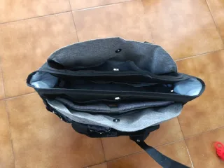 Bolso para cochecito gris y negro