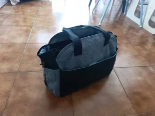 Bolso para cochecito gris y negro
