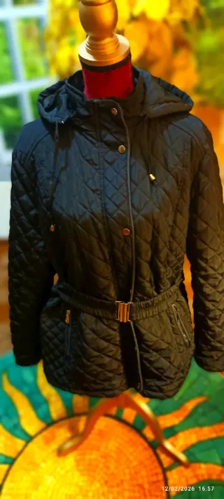 Casaco preto com capuz e cinto