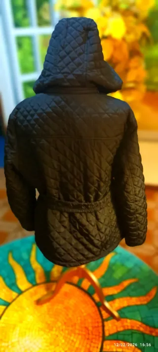 Casaco preto com capuz e cinto