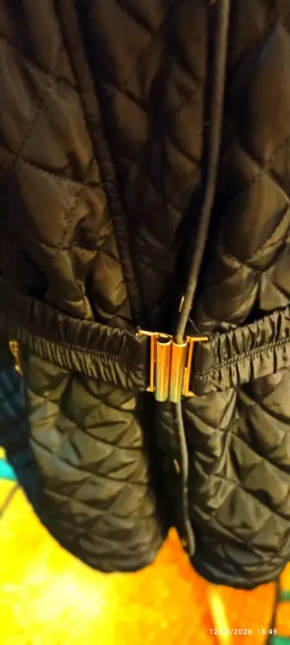 Casaco preto com capuz e cinto