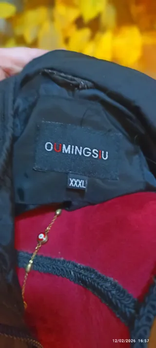 Casaco preto com capuz e cinto