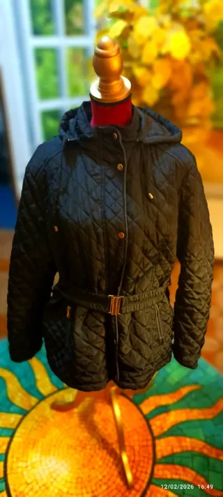 Casaco preto com capuz e cinto