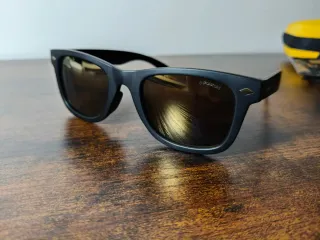 Occhiali da sole Polaroid neri e oro Kids