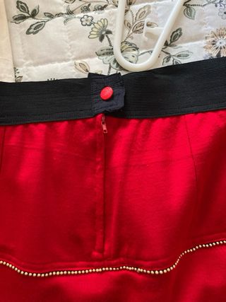 Falda roja con volantes y abalorios