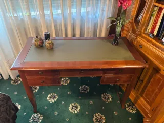 Bureau de madera con tapa de piel