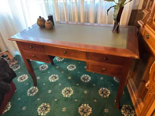 Bureau de madera con tapa de piel