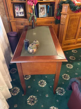 Bureau de madera con tapa de piel