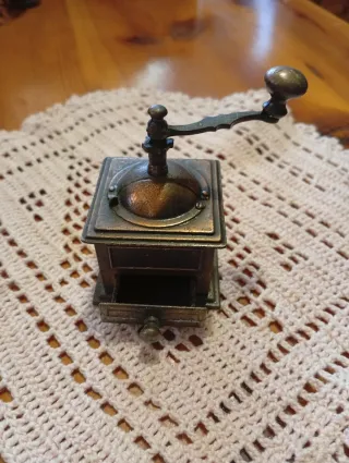 Sacapuntas , Molino de café antiguo de latón