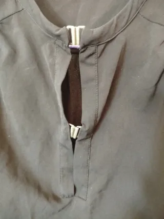 Camisa negra con broches del zara.