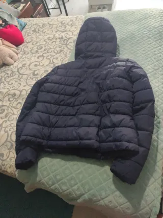 Cazadora acolchada azul con capucha