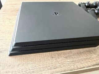 Consola PS4 Pro 1TB + 4 Juegos + 2 Mandos