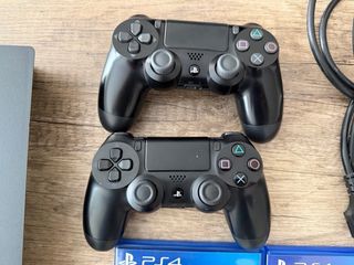 Consola PS4 Pro 1TB + 4 Juegos + 2 Mandos