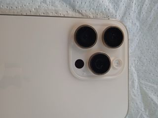 iPhone 16 Pro Max - Dorado/Plateado