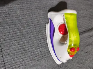 Tabla de planchar de juguete morada con plancha