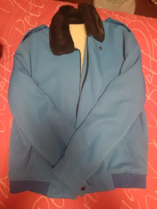 Chaqueta azul con cuello de pelo sintético