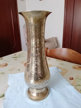 Vaso in ottone decorato