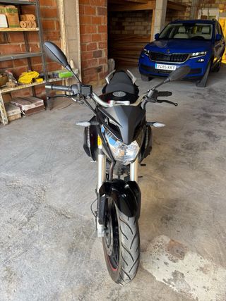 Moto 125cc Negra y Roja macbor shifter mc1