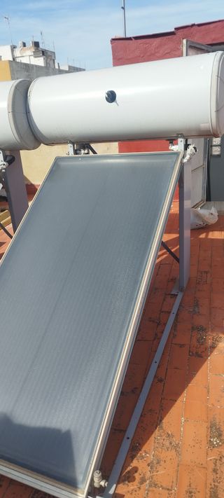 Depósitos y placas solares para calentar agua