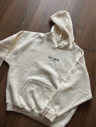 Sudadera Off Limits color crema