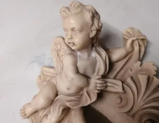 Angioletti in polvere di marmo