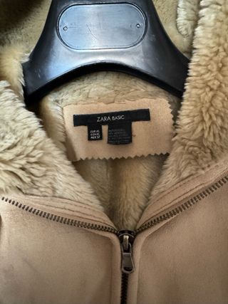 Chaqueta beige con pelo y capucha